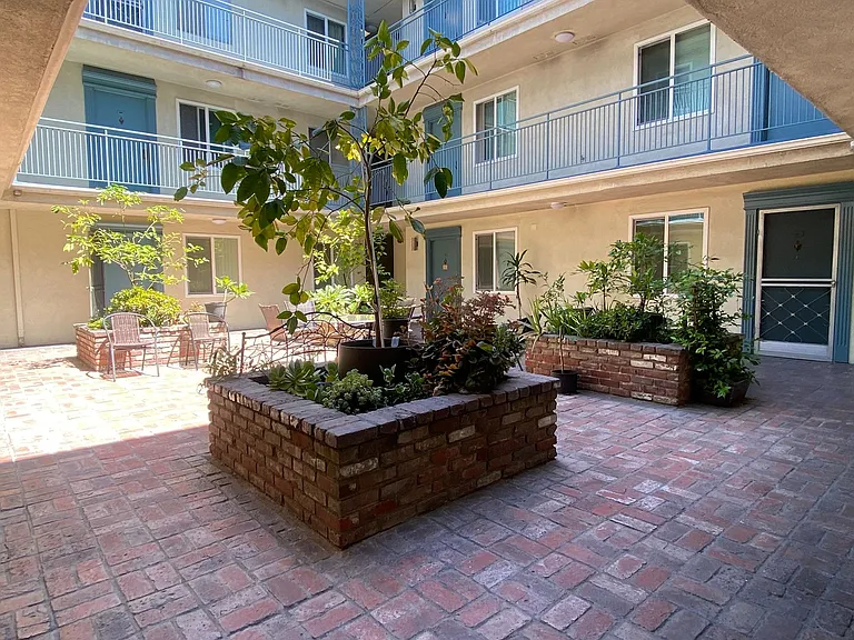 130 S. Flores St. — Photo 19
