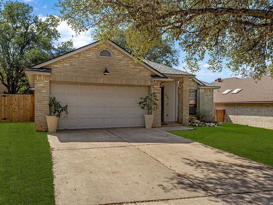 1st image of 1015 Hedgestone