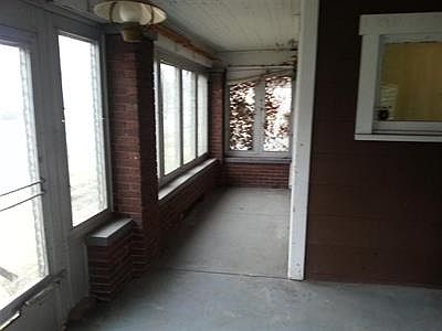 4th image of 425 Richmond Ave