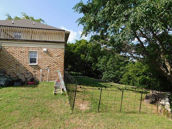 3rd image of 801 Cedar Dr