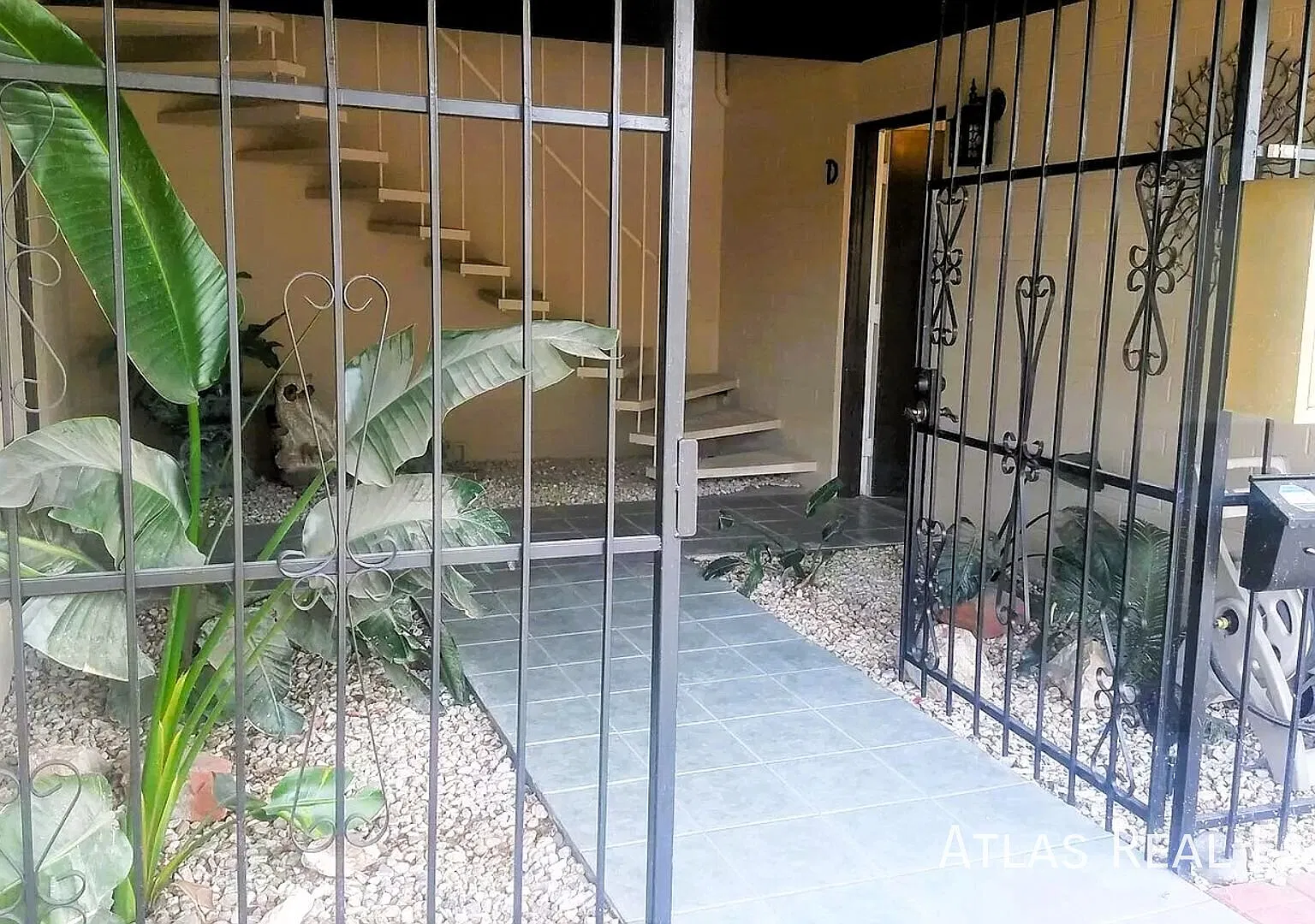 1 bed, 1.0 bath, 400 sqft, $875 — Photo 2
