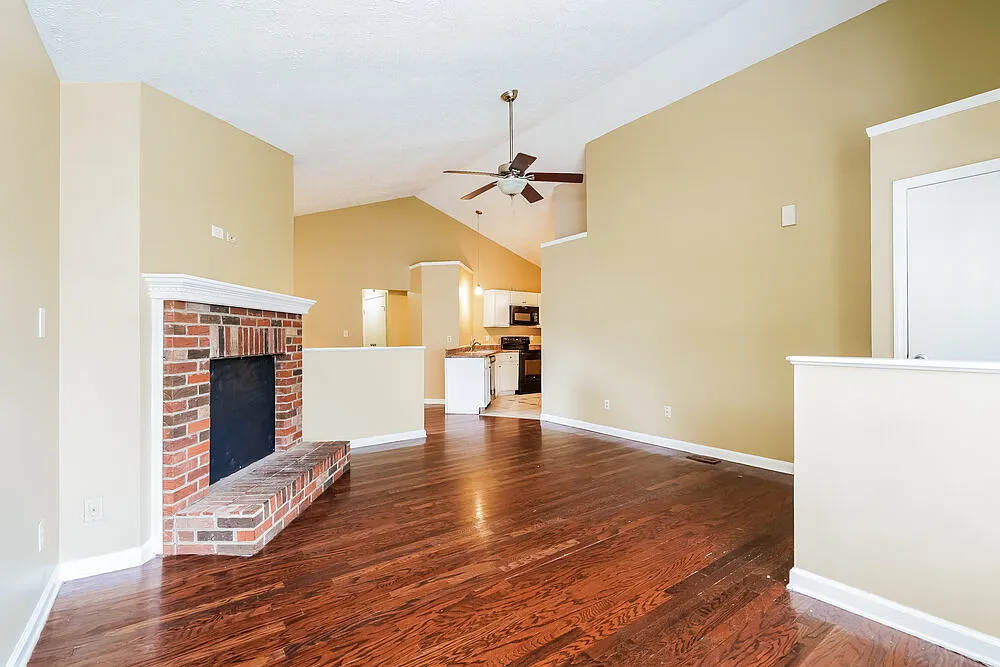 3 bed, 2.0 bath, 1208 sqft, $1,900 — Photo 3