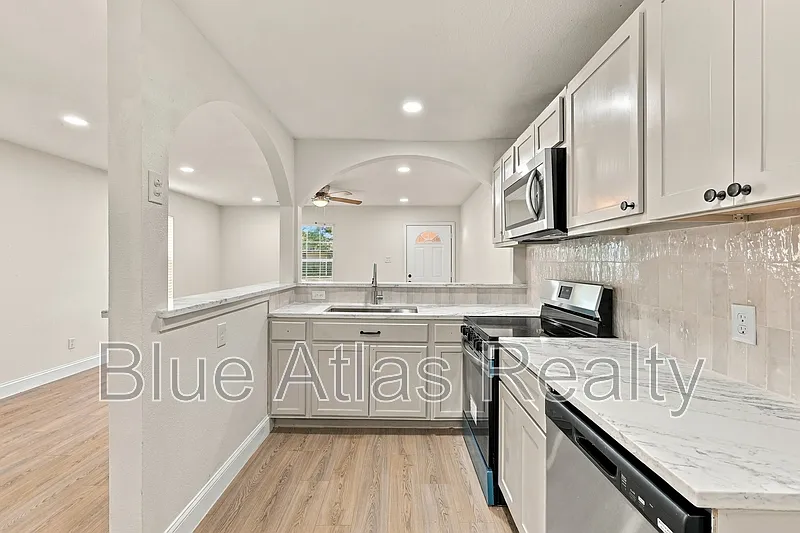 2 bed, 1.0 bath, 927 sqft, $1,650 — Photo 3