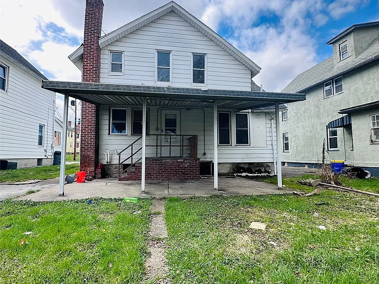 210 Squires Ave — Photo 3