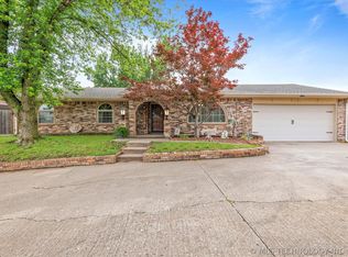 1069 Rolling Meadows Ct, Bartlesville, OK 74006