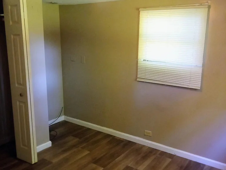 1153 Hodson Dr — Photo 2