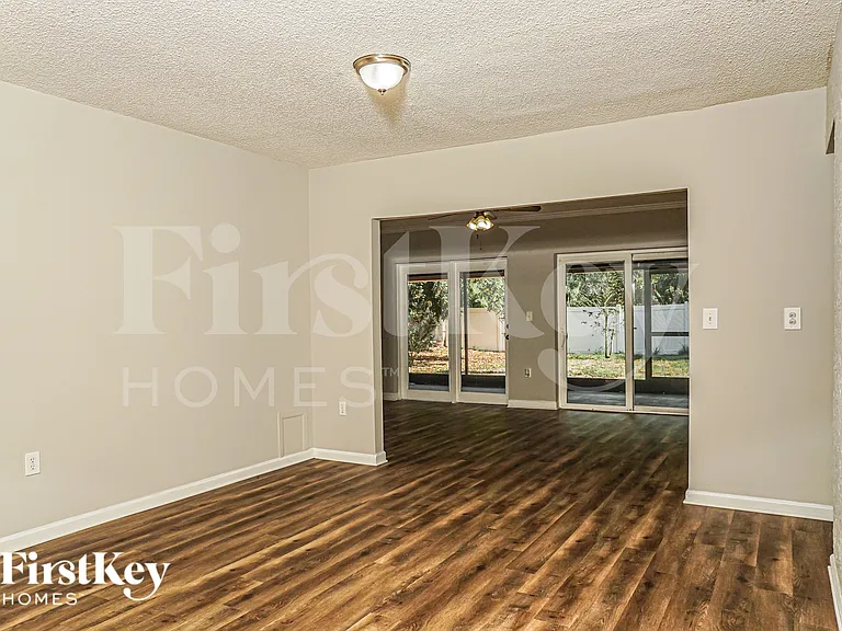 833 Wee Burn St — Photo 8