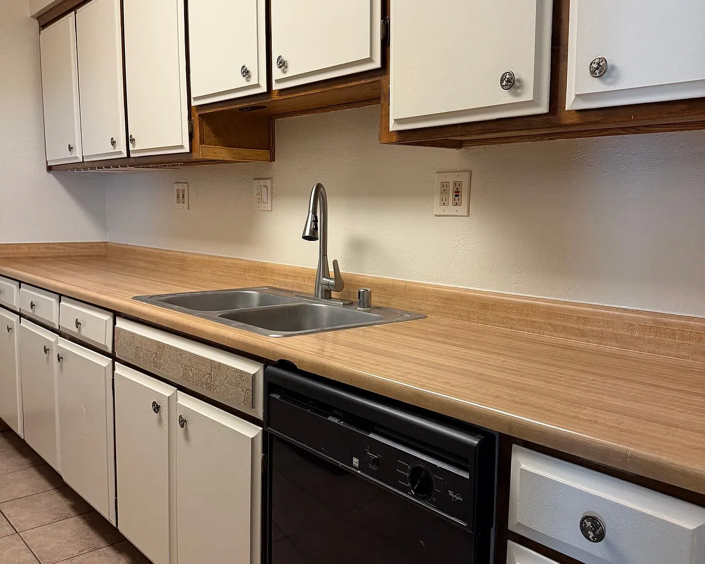 Cute 2 Bedroom Half-Plex With Private Yard! — Photo 3