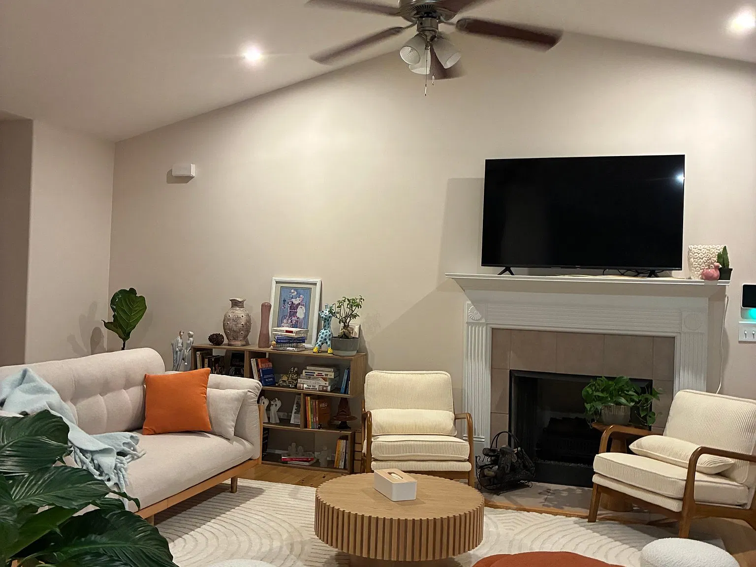 3 Beds 2 Baths - House — Photo 1