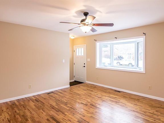 5th image of 355 Larkspur St