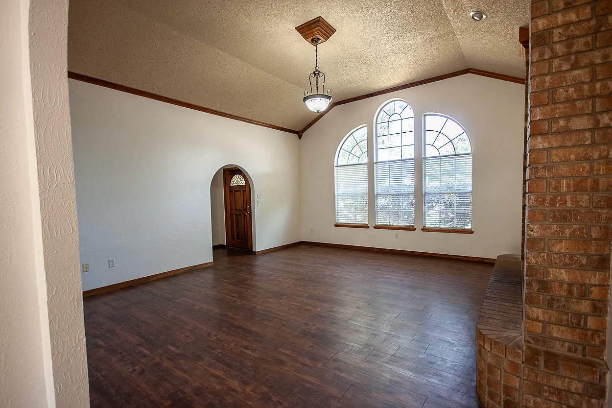 4 bed, 2040 sqft, $2,100 — Photo 3