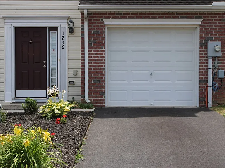 1236 Ledge Dr — Photo 2