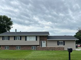 315 E 13th St, Vinton, IA 52349