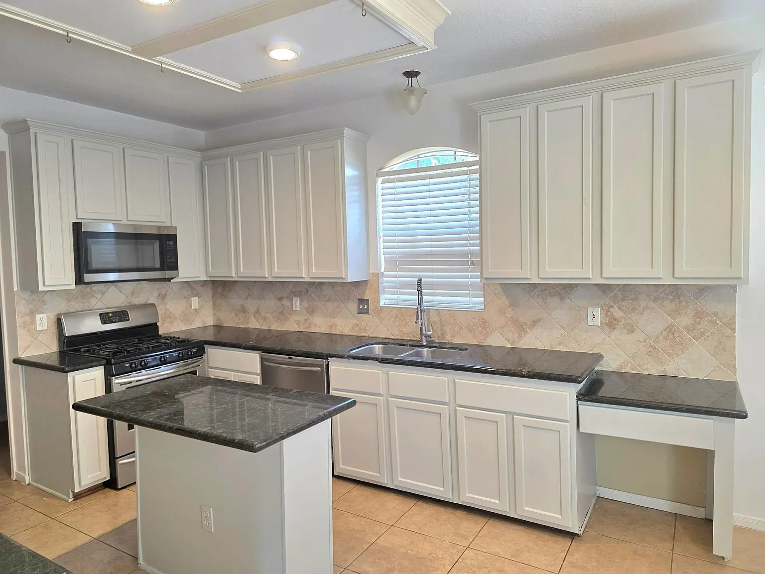 4 bed, 2.5 bath, 2513 sqft, $2,350 — Photo 4