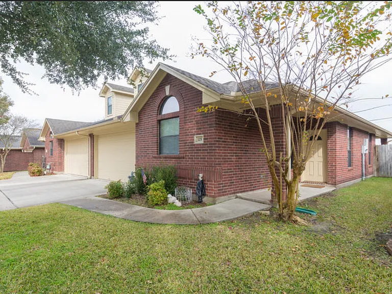 125 Live Oak Ln — Photo 3