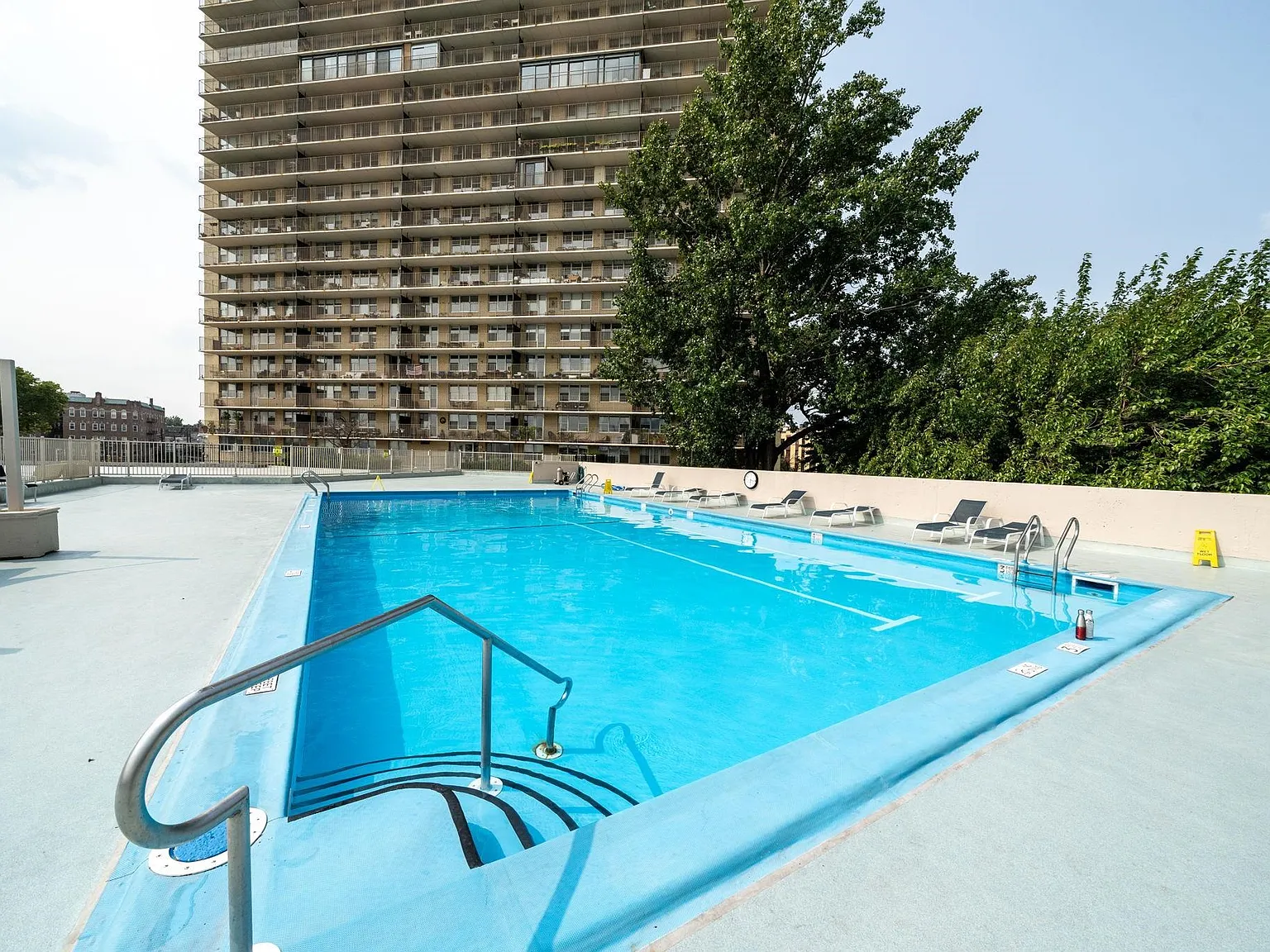 Riviera Towers — Photo 2