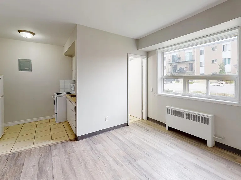 6460 Wyandotte St E — Photo 19