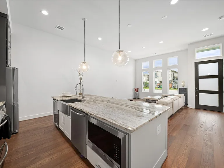 2408 Gray St — Photo 6