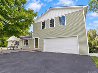 8 Acorn Dr, Walden, NY 12586