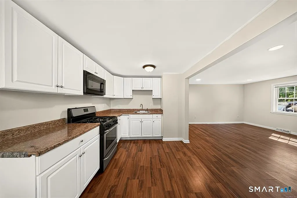 3 bed, 1.0 bath, 965 sqft, $2,200 — Photo 4