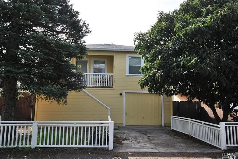 130 E Thomson Ave photo 1