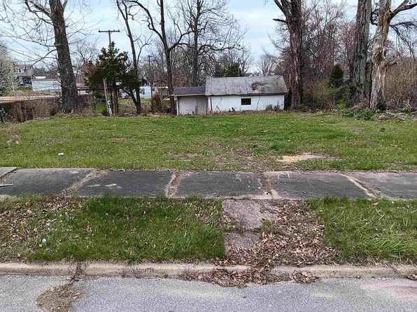 219 W Harrison St, Oakland City, IN 47660