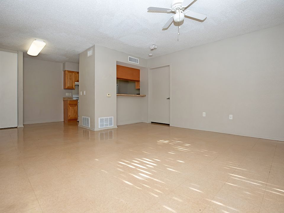 1-bedroom, 1 bathroom unit dining room