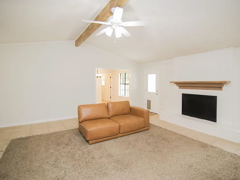 413 Woodway Ln — Photo 5