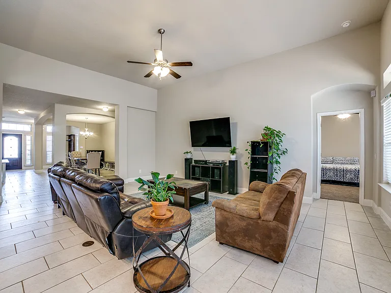 8916 Monument Parke — Photo 10