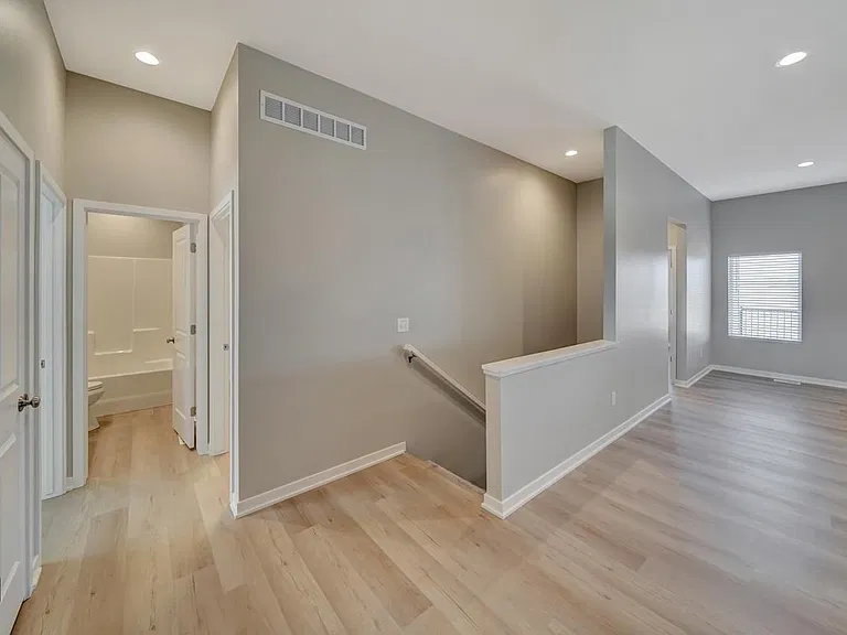 9049 S 42nd St — Photo 9