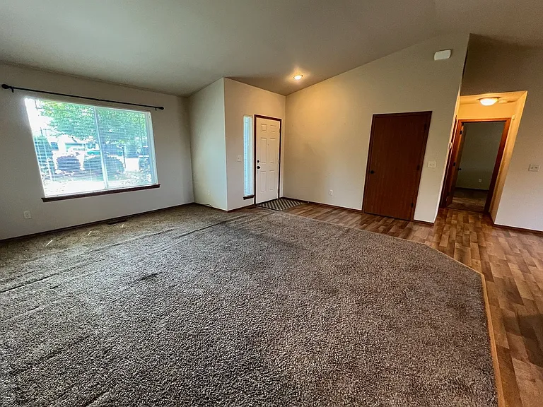 2525 NE Noble Loop — Photo 3