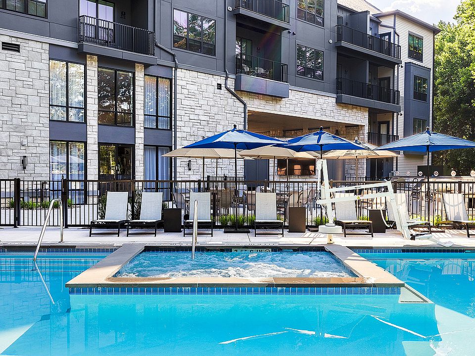 Swimming Pool & Jacuzzi