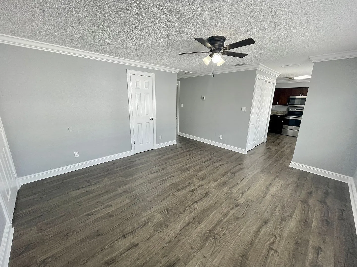 1 Month Free!! - Beautiful Renovated 2 Bedroom 2 Bathroom Water Front Property — Photo 2