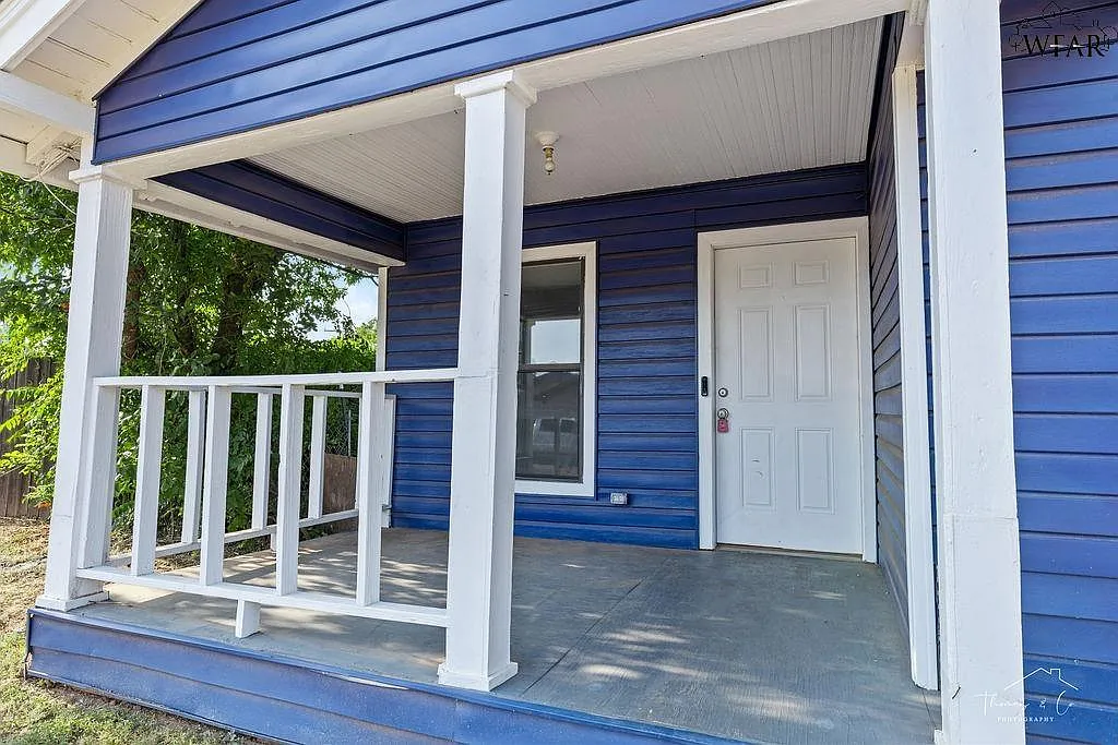 2 bed, 1.0 bath, 738 sqft, $995 — Photo 2