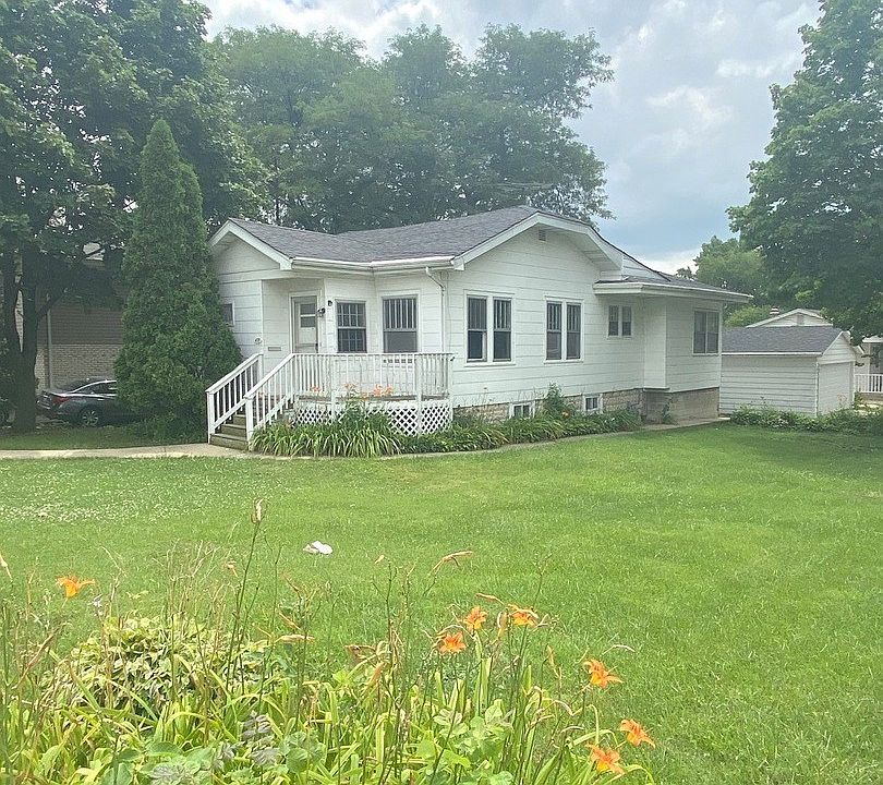 2nd image of 476 W Saint Charles Rd