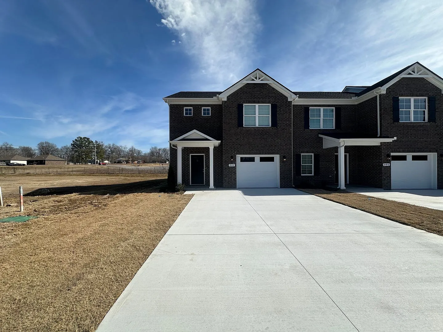 Beautiful 3 Bed 2.5 Bath Townhouse Near The Heart Of Shelbyville — Photo 1