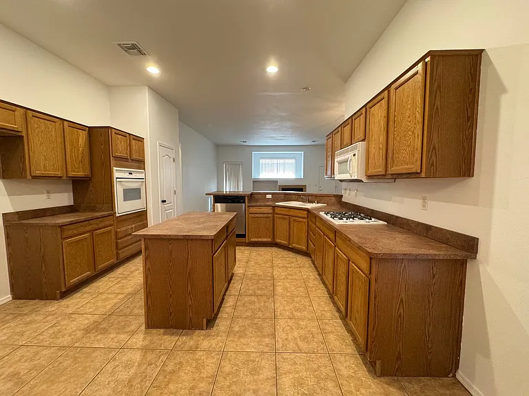 2772 Broadmoor Dr — Photo 12