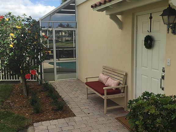 Sideview towards pool/lanai 