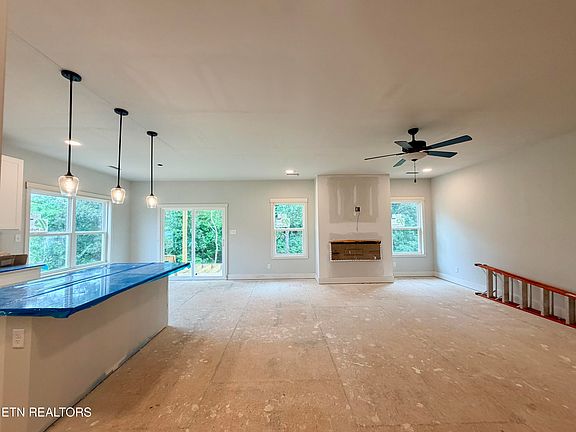 3rd image of 222 English Oak Ln