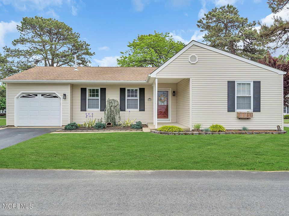 1st image of 32 Penwood Drive