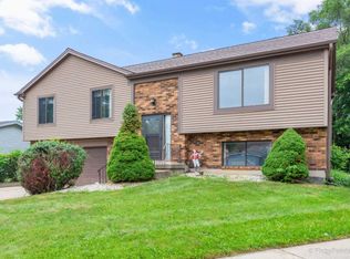 10 Windgate Ct, Streamwood, IL 60107