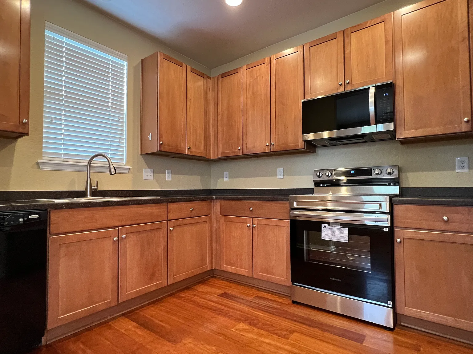 3 bed, 2.5 bath, 1597 sqft, $2,600 — Photo 3