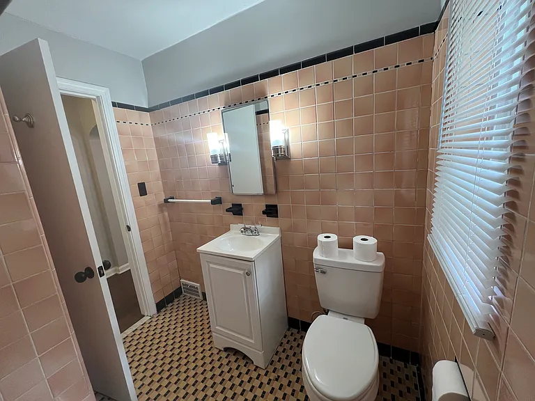 170 N Rose Blvd — Photo 22