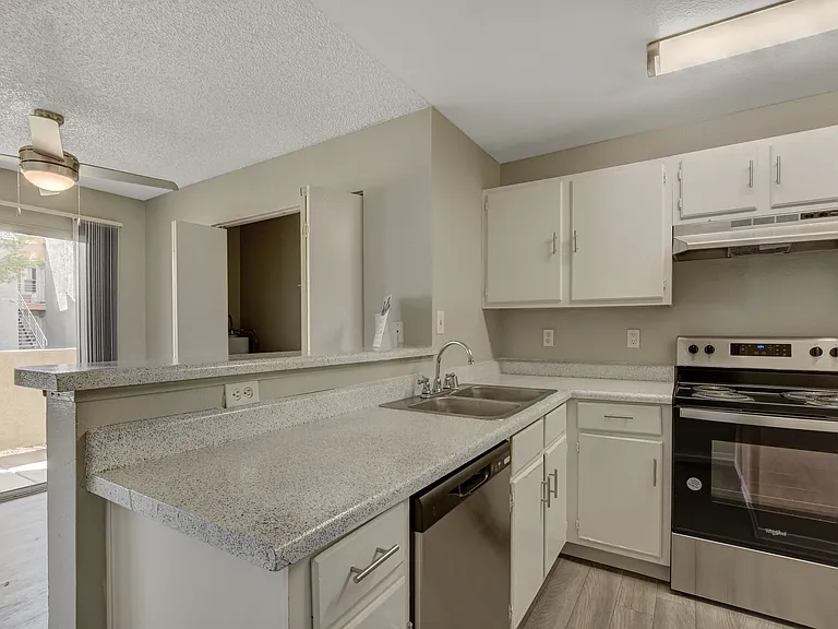 Citrus Apartments — Photo 16