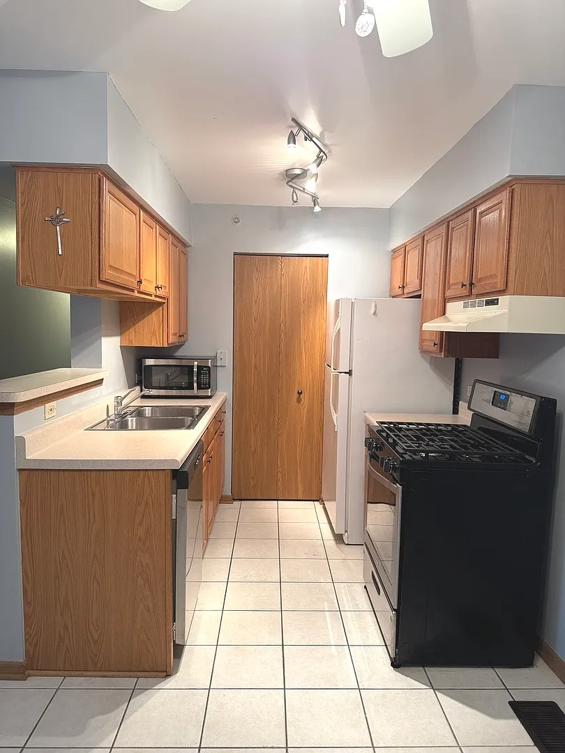 2 bed, 836 sqft, $1,350 — Photo 4