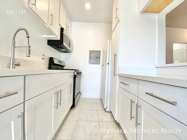 1313 N June St #209 — Photo 2
