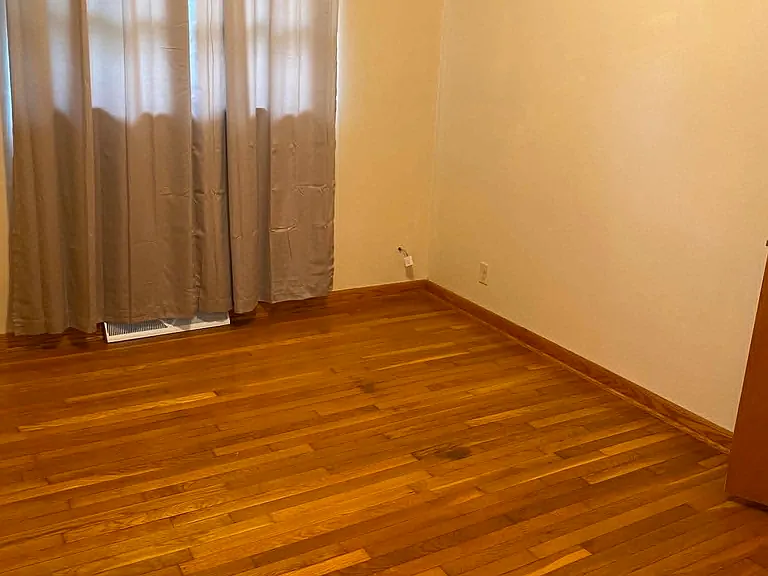 Middle bedroom