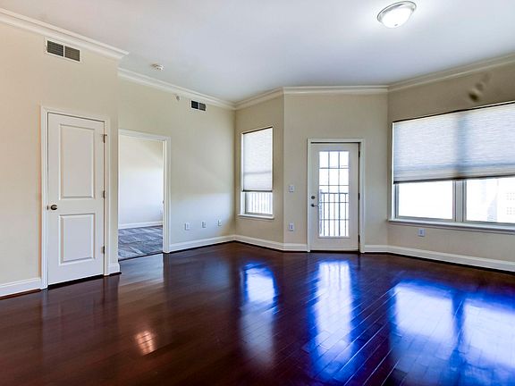 5th image of 601 Main St APT 421