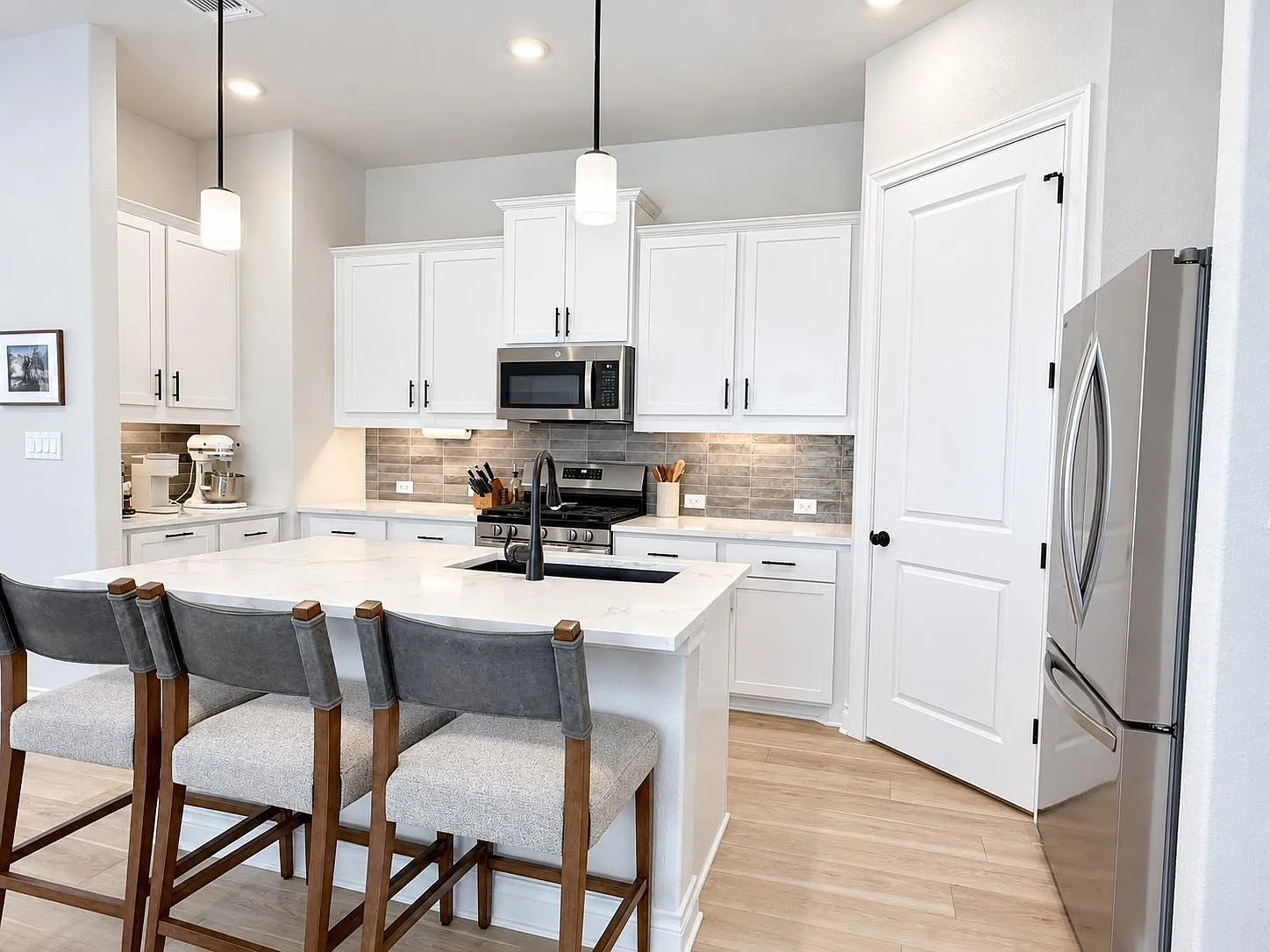 3 bed, 2.0 bath, 1739 sqft, $2,800 — Photo 4