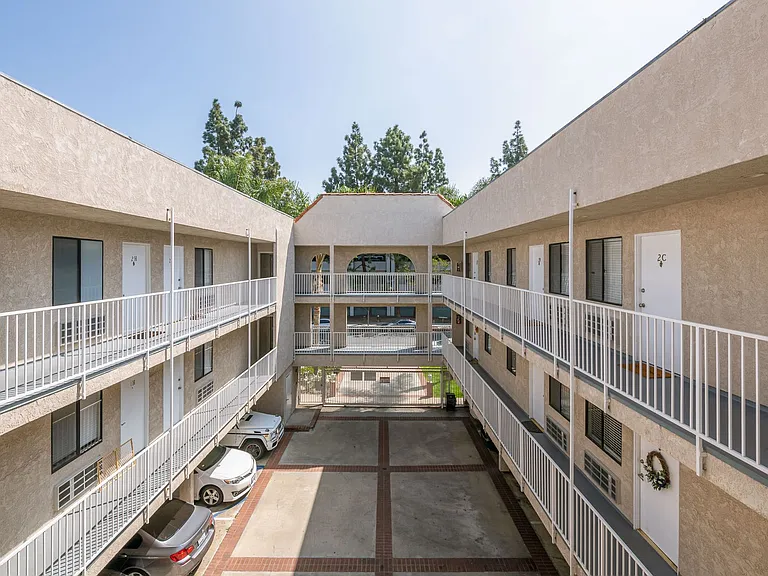 1535 N Kenmore Ave — Photo 6